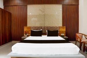 un dormitorio con una cama grande en una habitación en Hotel O BGM, en Neemrana