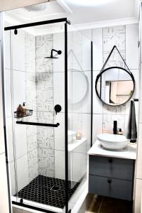 un baño con ducha y lavabo en Yellow Couch Studio Apartment 1 KingBed, en Ciudad del Cabo