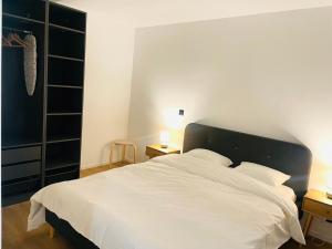 Postel nebo postele na pokoji v ubytování Camus Flats