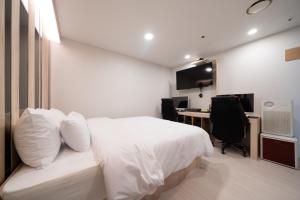Łóżko lub łóżka w pokoju w obiekcie Hwajeong Jun Hotel