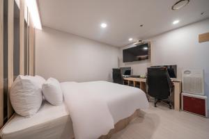 Telewizja i/lub zestaw kina domowego w obiekcie Hwajeong Jun Hotel