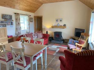 Posezení v ubytování Cosy Donegal Cottage with Panoramic Sea Views