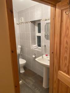 Koupelna v ubytování Cosy Donegal Cottage with Panoramic Sea Views + 21 fotografií