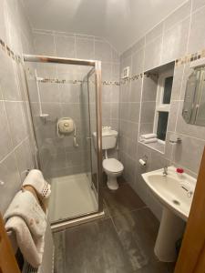 Koupelna v ubytování Cosy Donegal Cottage with Panoramic Sea Views