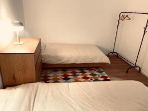 Postel nebo postele na pokoji v ubytování Camus Flats