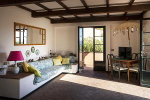 een woonkamer met een bank en een tafel bij Villa Il Bagno in Bagno