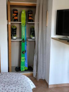 TV a/nebo společenská místnost v ubytování Chambre Studette indépendante