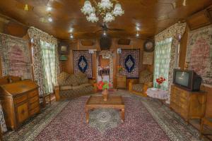 Dilnaaz group of houseboats的休息区