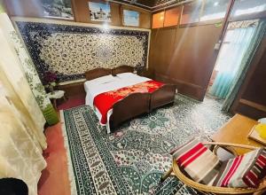 Dilnaaz group of houseboats客房内的一张或多张床位