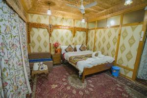 Dilnaaz group of houseboats客房内的一张或多张床位
