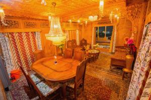 Dilnaaz group of houseboats的休息区