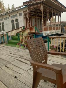 Dilnaaz group of houseboats的阳台或露台