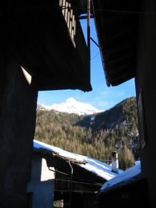 Vista generica sulle montagne o vista sulle montagne dall'interno dell'affittacamere