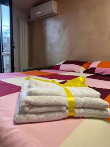 a pile of towels sitting on top of a bed at Del Golfo House in Angri