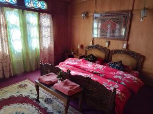 Dilnaaz group of houseboats客房内的一张或多张床位