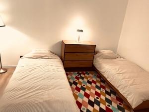 Postel nebo postele na pokoji v ubytování Camus Flats