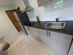 O bucătărie sau chicinetă la Jolies Place Family Apartment +18 fotografii