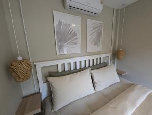 Un pat sau paturi într-o cameră la Jolies Place Family Apartment