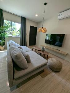 Un televizor și/sau centru de divertisment la Jolies Place Family Apartment