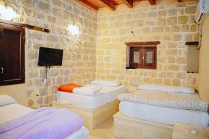 Postel nebo postele na pokoji v ubytování Tebtunis Hotel