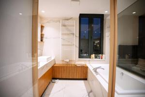 une salle de bain avec une baignoire et un lavabo dans l'établissement Dream Saint Lambert, à Liège 21 autres photos