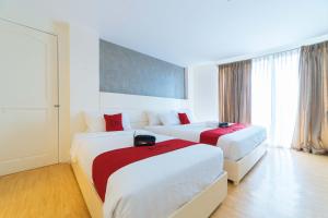 Postel nebo postele na pokoji v ubytování RedDoorz Plus at Hotel Metro Kalibo