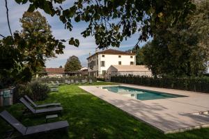 a swimming pool in the yard of a house at Relais Villa Ormaneto in Cerea