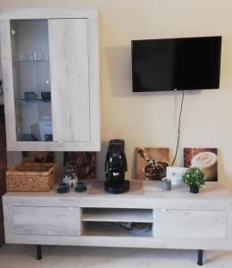 Un televizor și/sau centru de divertisment la ARIA DI MONTAGNA - casa vacanze Laviano