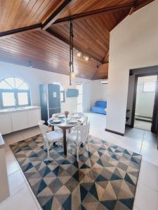 a dining room with a table and chairs in a room at Apartamento Exclusivo Búzios Centro in Búzios