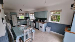 Kuchyň nebo kuchyňský kout v ubytování Curracloe Beach House