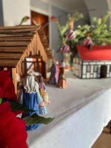 un grupo de estatuillas de un modelo de casa en Hotel Rejs, en Ustka