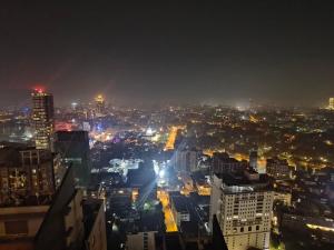een uitzicht op een stad 's nachts met lichten bij Trizen J&J apat ment in Colombo