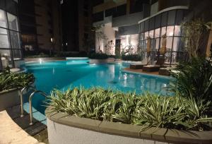 een groot zwembad in een gebouw 's nachts bij Trizen J&J apat ment in Colombo