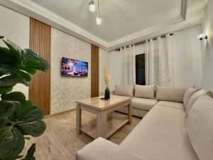 Μια τηλεόραση ή/και κέντρο ψυχαγωγίας στο Appartement exceptionnel en plein centre de rabat pour les familles et couples mariés