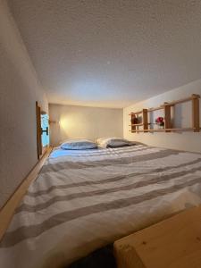 a bedroom with a large bed in a room at Le chardon bleu in La Salle-les-Alpes