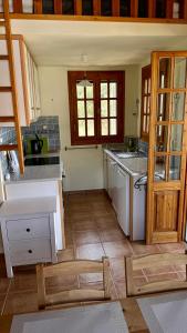 eine Küche mit Spüle und Arbeitsplatte in der Unterkunft Villa OCHRA - schöner Balkon mit Meerblick in Koroni