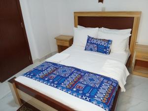 Touraco Suite Hôtel Business客房内的一张或多张床位