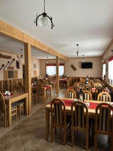 a dining room filled with tables and chairs at Pokoje Gościnne Przy Drodze in Białka Tatrzańska