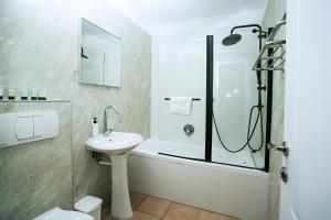 Koupelna v ubytování Domus Bat Galim Hotel