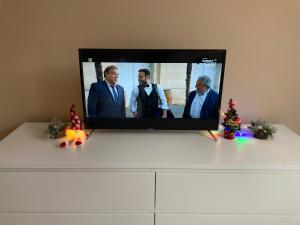 Televízia a/alebo spoločenská miestnosť v ubytovaní Apartament Górski