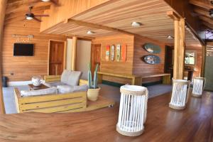 Et sittehjørne på Casa Aura: Beachfront Premium Hostel