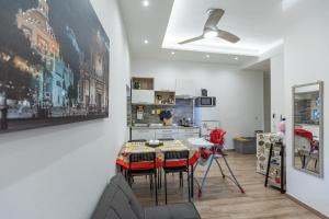 una cucina con tavolo e sedie in una stanza di Al castello-independent house a Catania