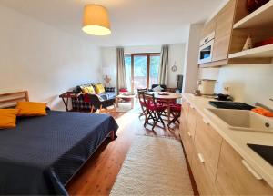 sypialnia z łóżkiem i kuchnia ze stołem w obiekcie Haus Emma by Globalimmoservice w mieście Bad Kleinkirchheim