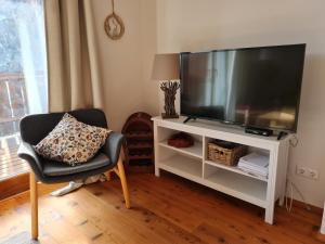 salon z telewizorem w białym centrum rozrywki w obiekcie Haus Emma by Globalimmoservice w mieście Bad Kleinkirchheim