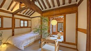 Postel nebo postele na pokoji v ubytování Hanok J'Nor
