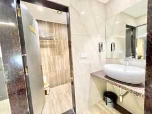 un baño con lavabo y espejo en Hotel Mangal Shree, en Ujjain 47 fotos más