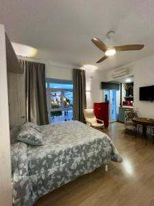 Giường trong phòng chung tại Apartamentos Rey 1