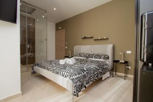 1 dormitorio con 1 cama con manta de cebra en Porta Nuova Suite & Rooms city center, en Palermo