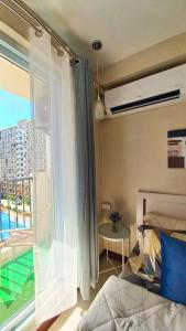 Imagen de la galería de Comfort & Style Studio Pool view with Balcony, en Lapu Lapu City