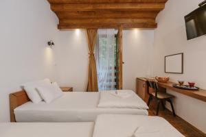 Katil atau katil-katil dalam bilik di Hotel Porto Tara